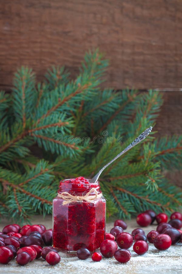 De jam van de Kerstmisamerikaanse veenbes en verse Amerikaanse veenbessen in Russische traditie van het suiker de nieuwe jaar stock afbeeldingen De jam van de Kerstmisamerikaanse veenbes en verse Amerikaanse veenbessen in Russische traditie van het suiker de nieuwe jaar stock afbeeldingen