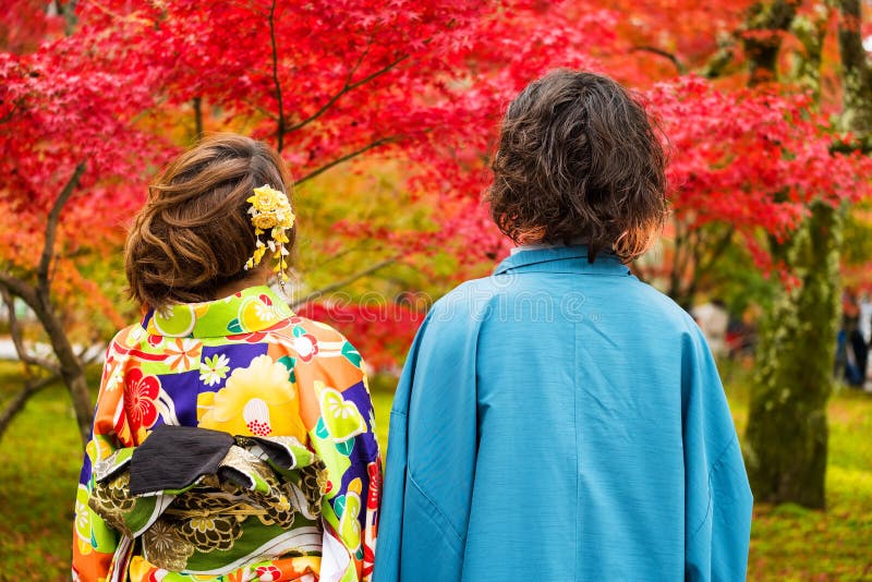 De Japanse Kimono van de Paarslijtage bij de herfst royalty-vrije stock foto De Japanse Kimono van de Paarslijtage bij de herfst royalty-vrije stock foto