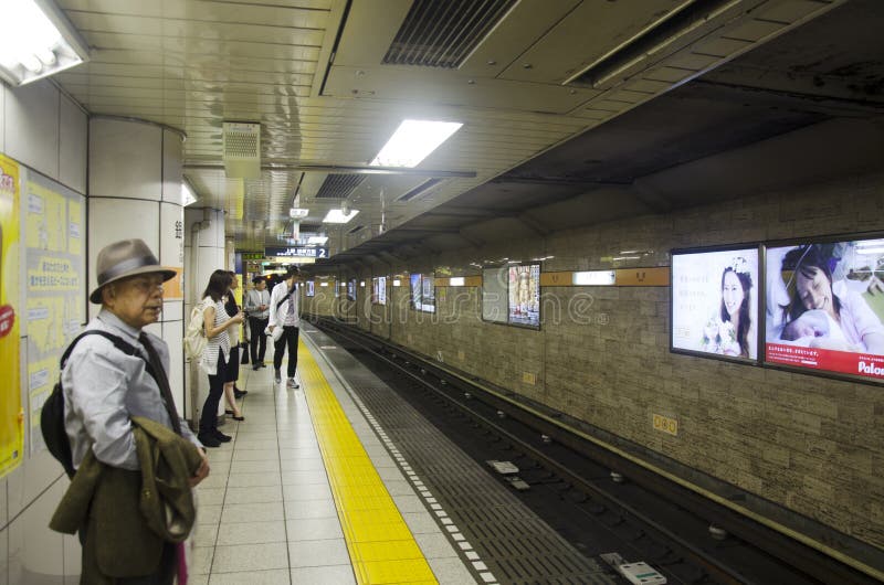 De Japanse mensen en vreemdelingsreiziger het wachten metro gaat t royalty-vrije stock fotografie De Japanse mensen en vreemdelingsreiziger het wachten metro gaat t royalty-vrije stock fotografie