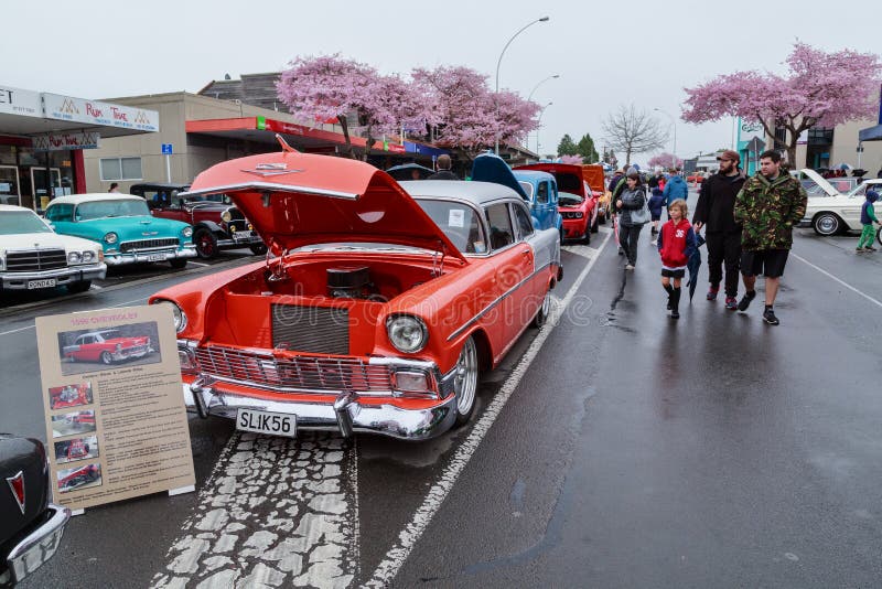 de jaren '50auto's bij een openlucht klassieke auto tonen royalty-vrije stock foto de jaren '50auto's bij een openlucht klassieke auto tonen royalty-vrije stock foto