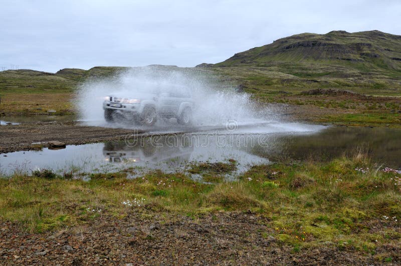 De Jeep van het avontuur op IJsland royalty-vrije stock foto De Jeep van het avontuur op IJsland royalty-vrije stock foto