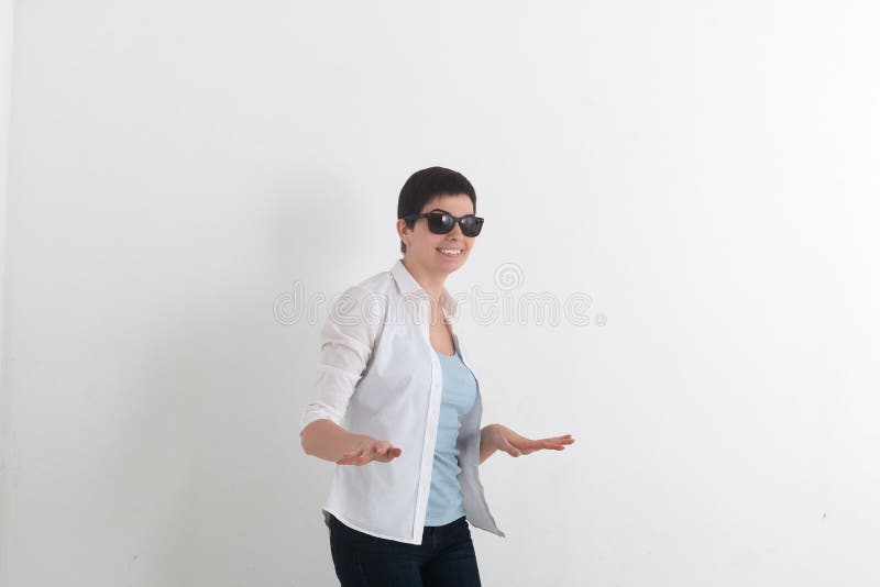 De jeugd en gelukconcept Portret van gelukkig aantrekkelijk modieus jong wijfje in in kleren en hipster schaduwen stock afbeelding De jeugd en gelukconcept Portret van gelukkig aantrekkelijk modieus jong wijfje in in kleren en hipster schaduwen stock afbeelding