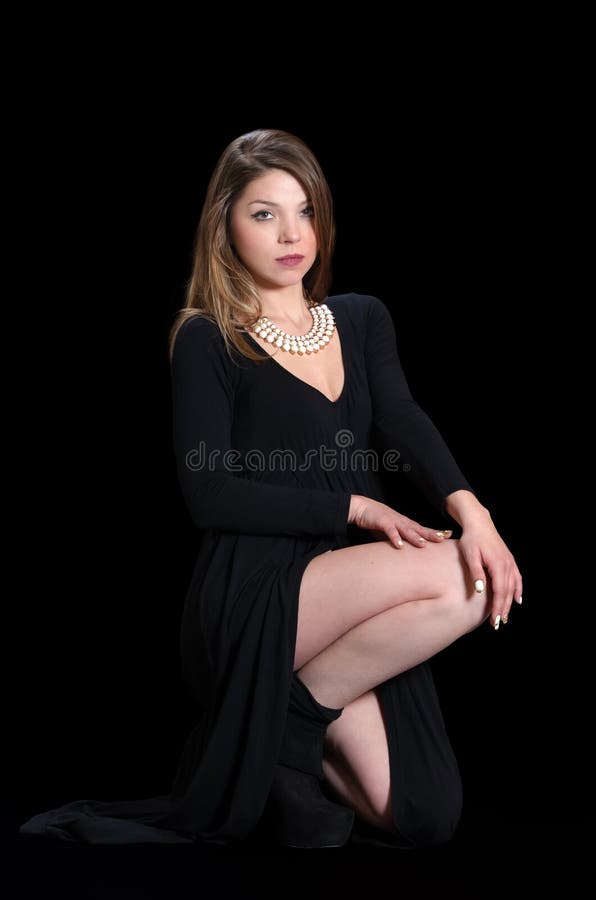 De jeune femme d'usage robe et collier de noir longtemps photo stock De jeune femme d'usage robe et collier de noir longtemps photo stock