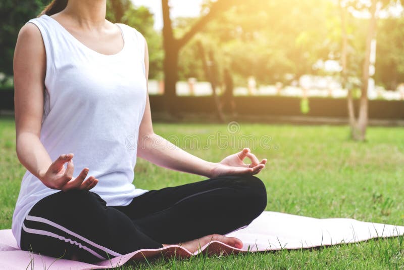 De jonge aantrekkelijke Aziatische yoga van de meisjespraktijk en ontspant in het park, stock foto De jonge aantrekkelijke Aziatische yoga van de meisjespraktijk en ontspant in het park, stock foto
