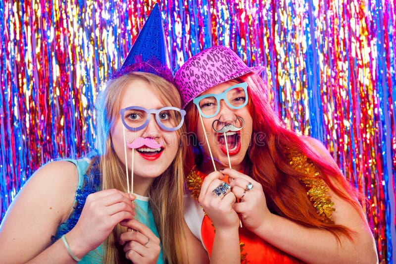 De jonge aardige meisjes hebben pret stock afbeeldingen De jonge aardige meisjes hebben pret stock afbeeldingen