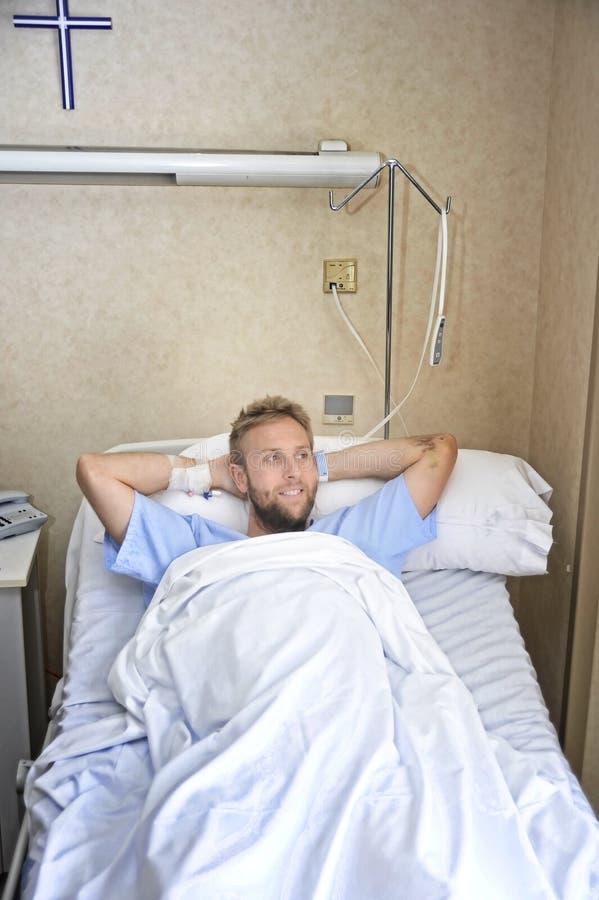 Муж в больнице плачу. Кровать в больнице.