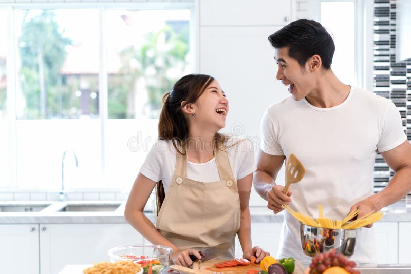 De jonge Aziatische groenten die van de vrouwen scherpe plak tot salade maken gezond voedsel stock foto De jonge Aziatische groenten die van de vrouwen scherpe plak tot salade maken gezond voedsel stock foto