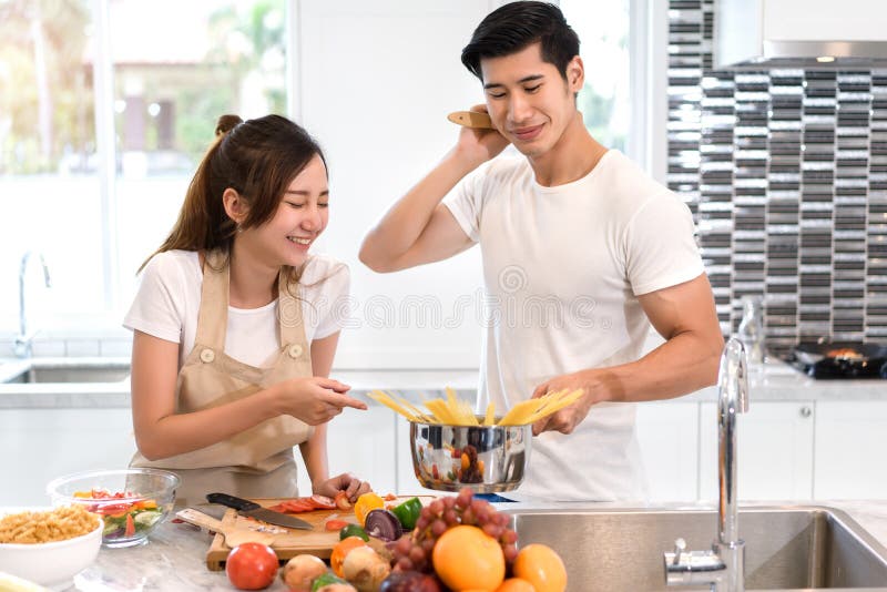 De jonge Aziatische groenten die van de vrouwen scherpe plak tot salade maken gezond voedsel stock afbeeldingen De jonge Aziatische groenten die van de vrouwen scherpe plak tot salade maken gezond voedsel stock afbeeldingen