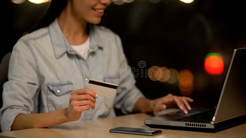 De jonge creditcard die van de vrouwenholding op laptop, online storting, transactie winkelen stock foto's De jonge creditcard die van de vrouwenholding op laptop, online storting, transactie winkelen stock foto's