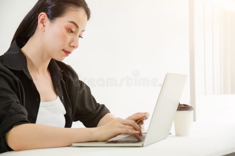 De jonge creditcard van de vrouwenholding en het gebruiken van laptop computer Online het winkelen concept stock afbeeldingen De jonge creditcard van de vrouwenholding en het gebruiken van laptop computer Online het winkelen concept stock afbeeldingen