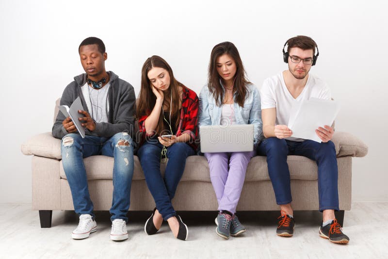 De jonge diverse mensen luisteren aan muziek met gadgets royalty-vrije stock foto De jonge diverse mensen luisteren aan muziek met gadgets royalty-vrije stock foto