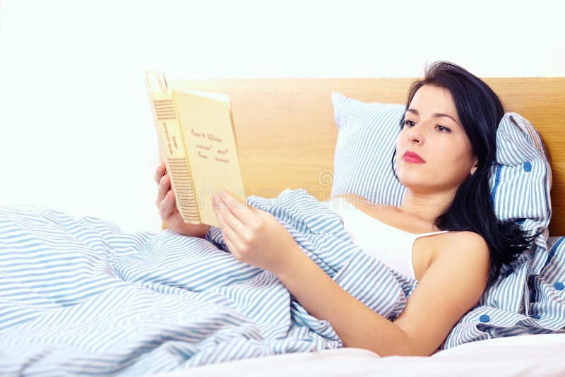 De jonge fascinerende roman van de vrouwenlezing in bed
