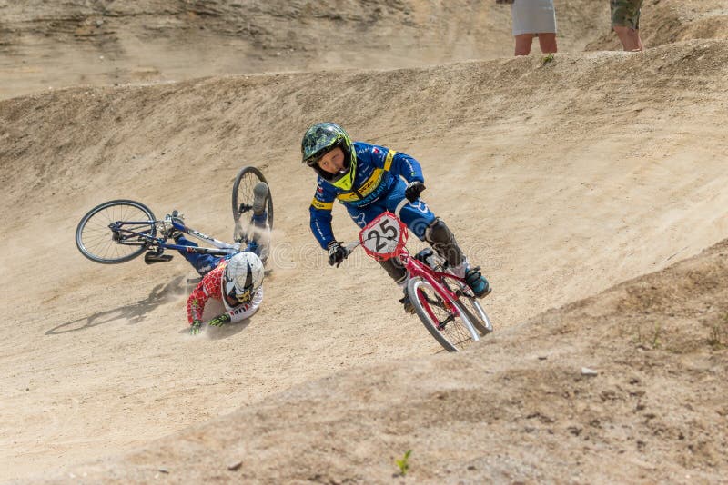 De jonge fietsraceauto valt in het ras stock foto De jonge fietsraceauto valt in het ras stock foto