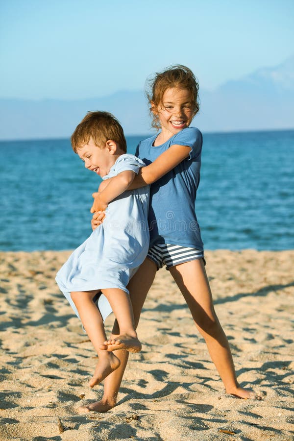 De jonge geitjes van het de zomerstrand royalty-vrije stock afbeelding De jonge geitjes van het de zomerstrand royalty-vrije stock afbeelding