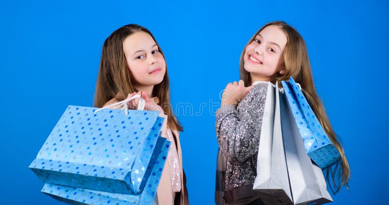 De jonge geitjes van de manierboutique Het winkelen van haar dromen Gelukkige kinderen in winkel met zakken Het winkelen is beste royalty-vrije stock foto's De jonge geitjes van de manierboutique Het winkelen van haar dromen Gelukkige kinderen in winkel met zakken Het winkelen is beste royalty-vrije stock foto's