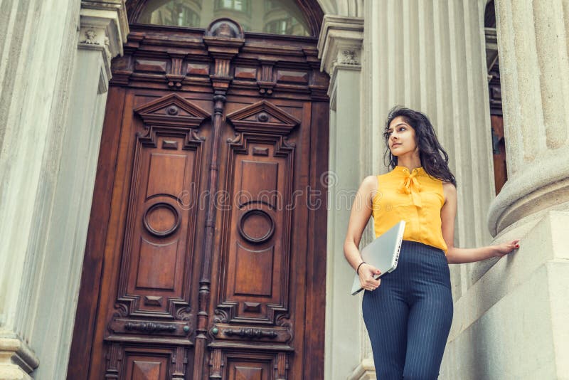 De jonge Indische Amerikaanse student die van het Oosten in New York bestuderen stock afbeelding De jonge Indische Amerikaanse student die van het Oosten in New York bestuderen stock afbeelding
