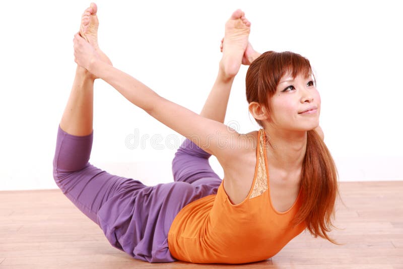 De jonge Japanse Vrouw die YOGAboog doen stelt royalty-vrije stock afbeelding De jonge Japanse Vrouw die YOGAboog doen stelt royalty-vrije stock afbeelding