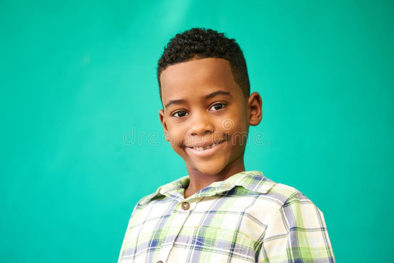 De Jonge Jongen die van het kinderenportret Gelukkig Zwart Mannelijk Kind glimlachen stock foto's De Jonge Jongen die van het kinderenportret Gelukkig Zwart Mannelijk Kind glimlachen stock foto's