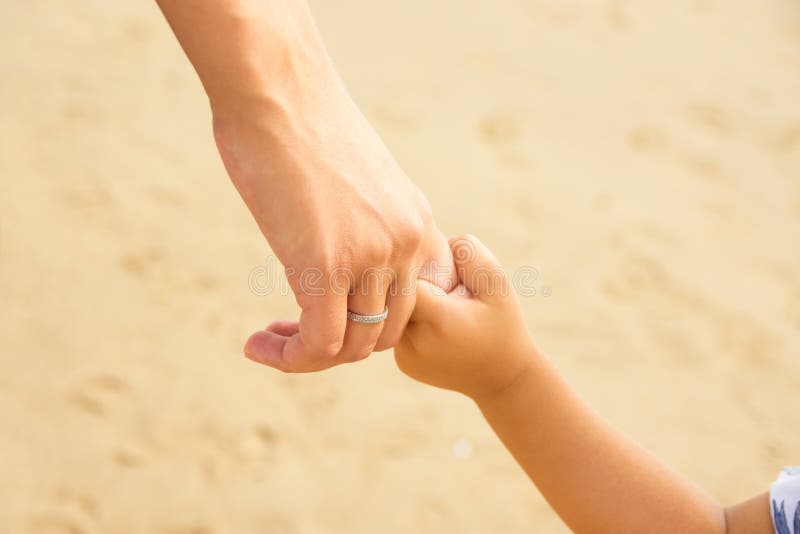 De jonge Kaukasische vrouwenmoeder houdt met de hand haar jong geitje van de babypeuter Wat betreft emotionele scène De eenheid v stock foto's De jonge Kaukasische vrouwenmoeder houdt met de hand haar jong geitje van de babypeuter Wat betreft emotionele scène De eenheid v stock foto's