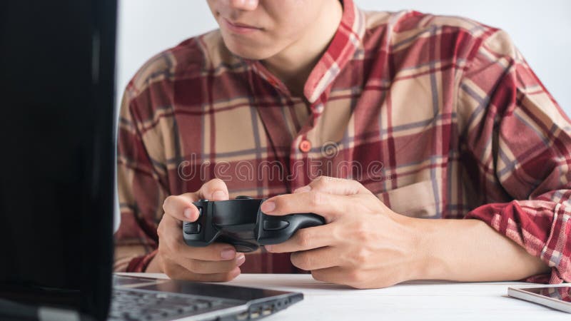 De jonge Mensen dragen het rode Scott-van de de Handholding van het patroonoverhemd spel van het de Bedieningshendel gamepad spel stock foto's De jonge Mensen dragen het rode Scott-van de de Handholding van het patroonoverhemd spel van het de Bedieningshendel gamepad spel stock foto's
