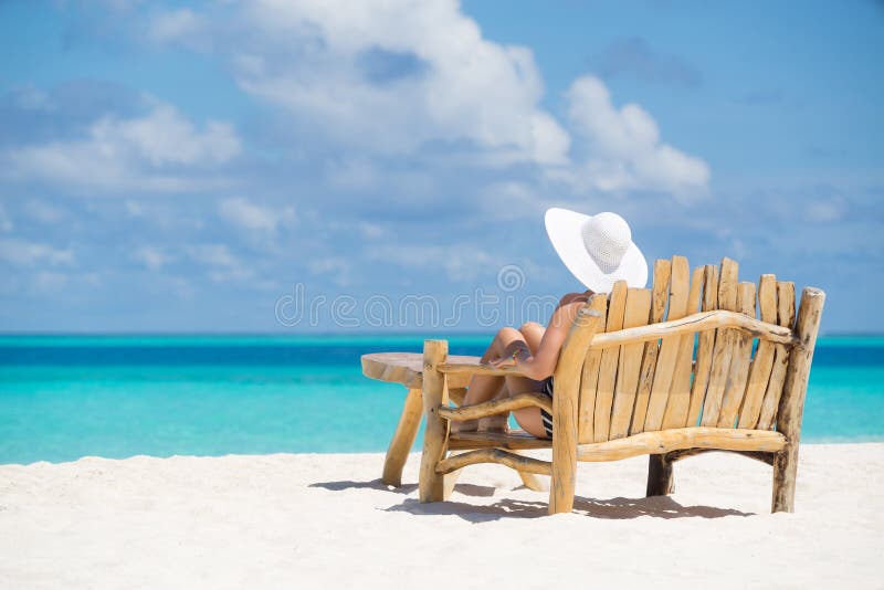 De jonge mooie vrouw die de zomer van vakantie, strand genieten ontspant, telt op