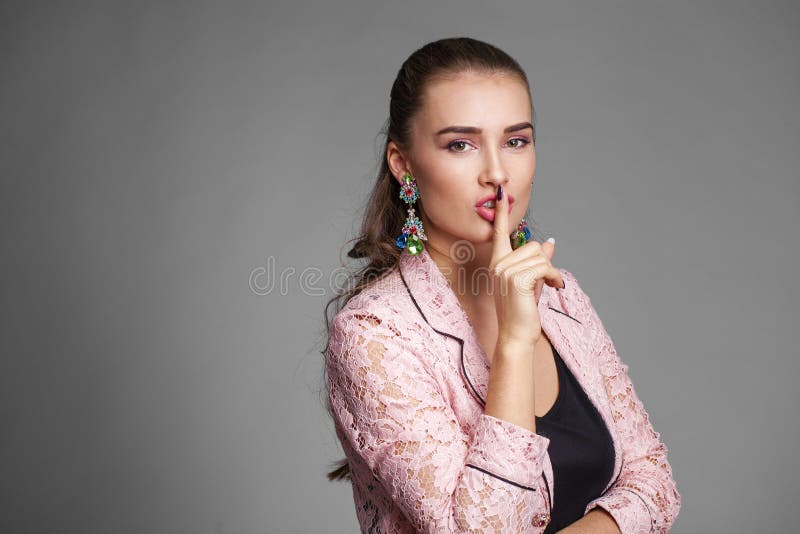 De Vrouw Heeft Wijsvinger Aan Lippen Gezet Stock Foto 