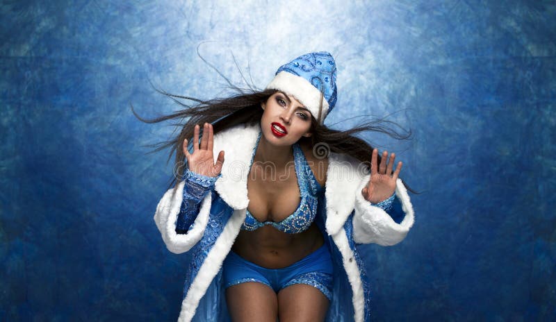 De jonge mooie vrouw kleedde zich als Russisch Sneeuwmeisje royalty-vrije stock fotografie De jonge mooie vrouw kleedde zich als Russisch Sneeuwmeisje royalty-vrije stock fotografie