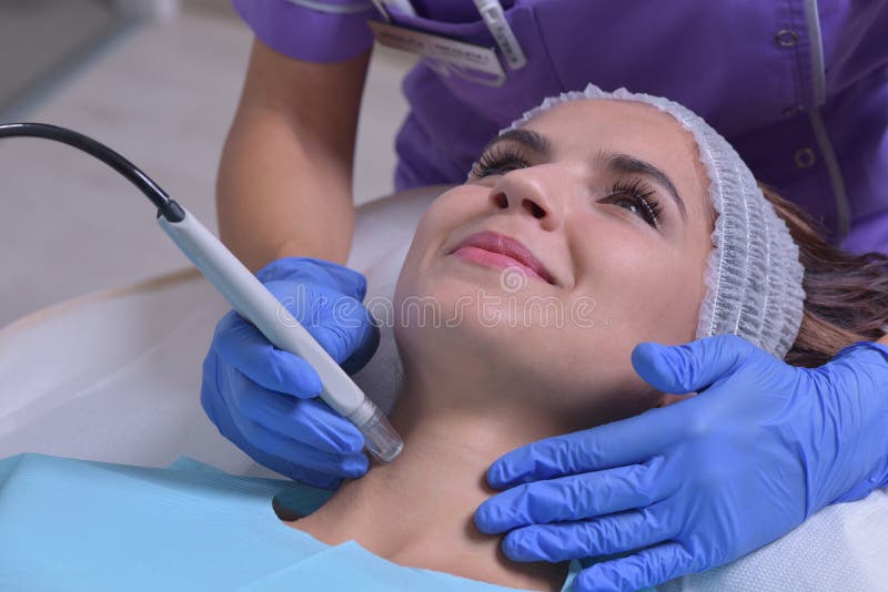De jonge mooie vrouw krijgt professionele huidbehandeling royalty-vrije stock foto's De jonge mooie vrouw krijgt professionele huidbehandeling royalty-vrije stock foto's