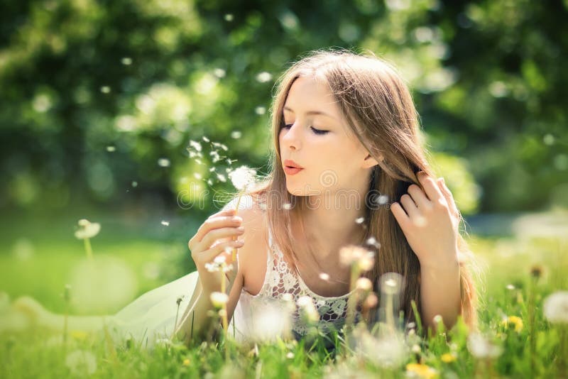 De jonge mooie vrouw ligt op een gras royalty-vrije stock fotografie De jonge mooie vrouw ligt op een gras royalty-vrije stock fotografie