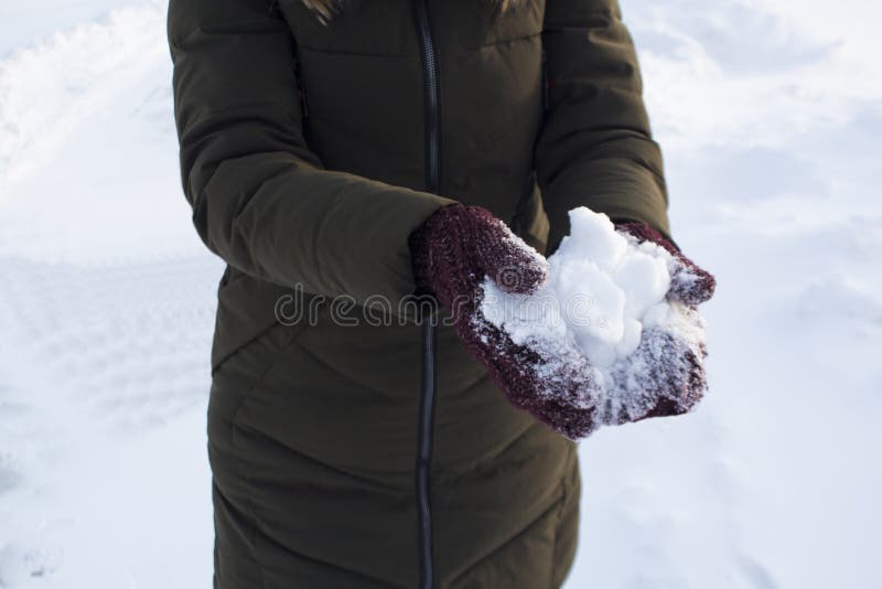 De jonge sneeuw van de vrouwenholding in haar dient vuisthandschoenen, de winter, pret, vreugde, sporten, recreatie, kinderen in stock afbeeldingen De jonge sneeuw van de vrouwenholding in haar dient vuisthandschoenen, de winter, pret, vreugde, sporten, recreatie, kinderen in stock afbeeldingen