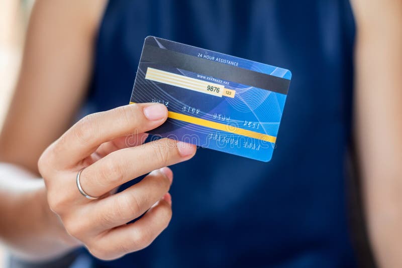 De jonge toevallige creditcard van de Bedrijfsvrouwenholding voor online het winkelen terwijl het maken van orden in de koffie za stock fotografie De jonge toevallige creditcard van de Bedrijfsvrouwenholding voor online het winkelen terwijl het maken van orden in de koffie za stock fotografie