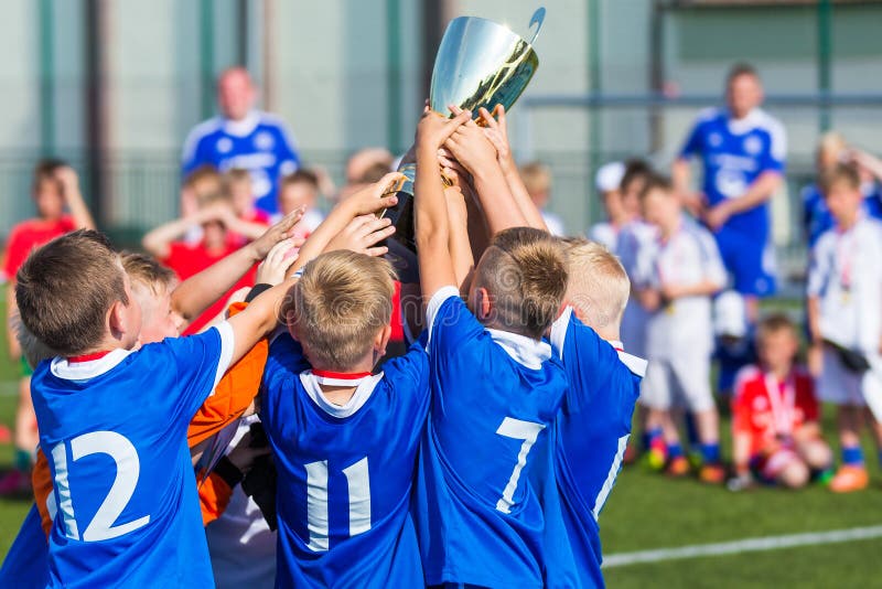 De jonge Trofee van de Voetballersholding Jongens die het Kampioenschap van de Voetbalvoetbal vieren
