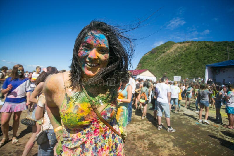 De jonge, verfraaide mensen nemen aan het Holi-festival van kleuren in Vladivostok deel stock afbeelding De jonge, verfraaide mensen nemen aan het Holi-festival van kleuren in Vladivostok deel stock afbeelding