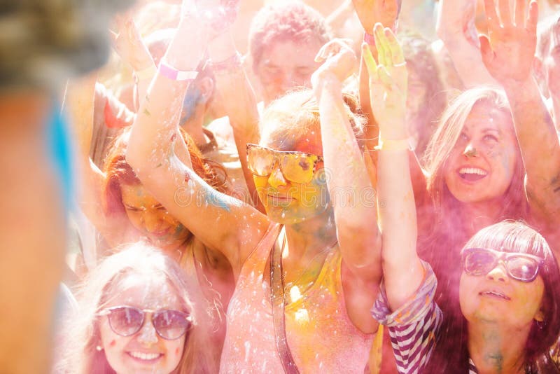 De jonge, verfraaide mensen nemen aan het Holi-festival van kleuren in Vladivostok deel stock afbeelding De jonge, verfraaide mensen nemen aan het Holi-festival van kleuren in Vladivostok deel stock afbeelding