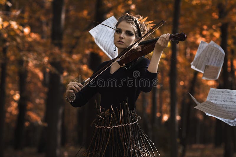 De jonge viool van vrouwenspelen over de muziek vliegende nota's royalty-vrije stock afbeeldingen De jonge viool van vrouwenspelen over de muziek vliegende nota's royalty-vrije stock afbeeldingen
