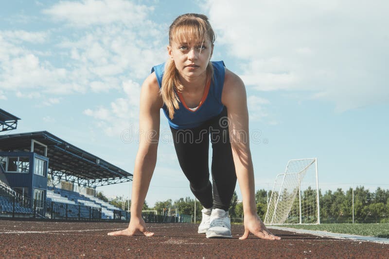 De jonge voeten van de Meisjesagent op de nadruk van de spoorclose-up op sportschoen Het worden klaar te beginnen royalty-vrije stock foto De jonge voeten van de Meisjesagent op de nadruk van de spoorclose-up op sportschoen Het worden klaar te beginnen royalty-vrije stock foto