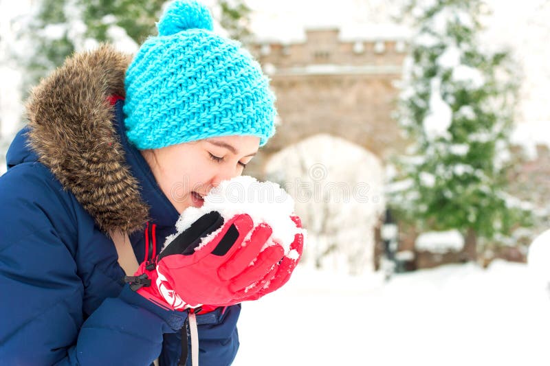 De jonge vrolijke hoop van de tienerholding van zachte sneeuw stock foto De jonge vrolijke hoop van de tienerholding van zachte sneeuw stock foto