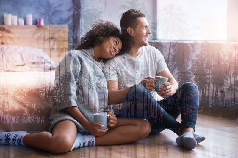 De jonge vrouw die van Nice haar hoofd op de vriendenschouder zetten stock afbeelding De jonge vrouw die van Nice haar hoofd op de vriendenschouder zetten stock afbeelding
