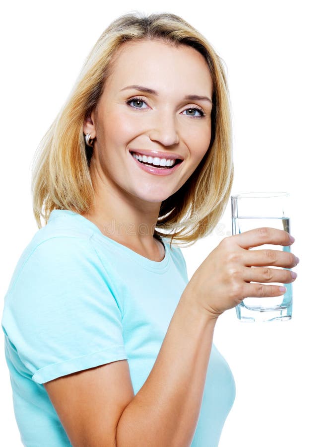 De jonge vrouw houdt een glas met water