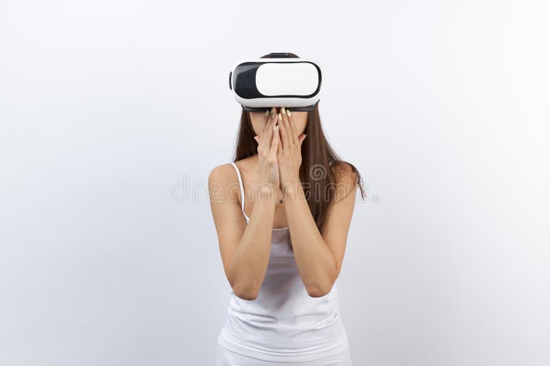 De jonge vrouw met lang donker haar houdt handen aan haar mond in surp royalty-vrije stock foto De jonge vrouw met lang donker haar houdt handen aan haar mond in surp royalty-vrije stock foto
