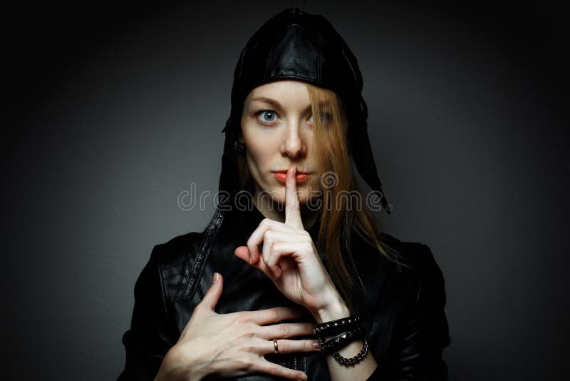 De jonge Vrouw met Rode Haren Gesturing voor Stil het Zijn, toont Stilteteken op Donkere Achtergrond royalty-vrije stock afbeeldingen De jonge Vrouw met Rode Haren Gesturing voor Stil het Zijn, toont Stilteteken op Donkere Achtergrond royalty-vrije stock afbeeldingen