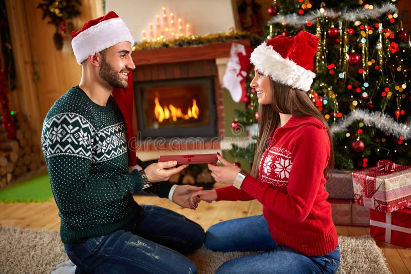 Jonge vrouw ontvangt cadeau van man stock afbeelding