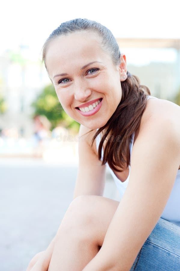 De jonge vrouw van Smiley stock afbeelding De jonge vrouw van Smiley stock afbeelding