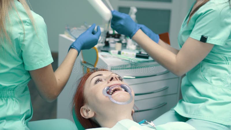 De jonge vrouw zit als voorzitter bij ontvangst bij tandarts