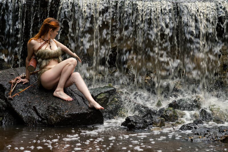 De jonge vrouwelijke schutter geniet van waterval stock foto De jonge vrouwelijke schutter geniet van waterval stock foto