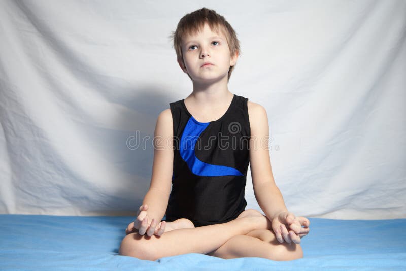De jonge yoga van jongenspraktijken stock afbeeldingen De jonge yoga van jongenspraktijken stock afbeeldingen