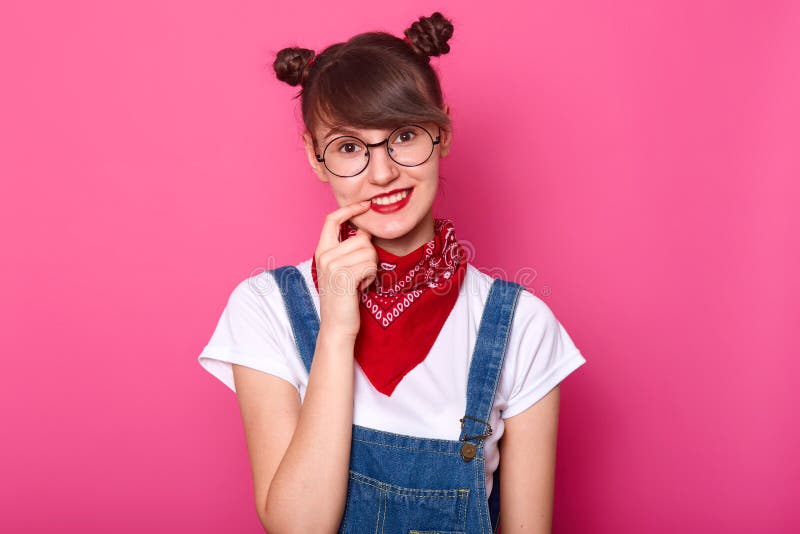 De jongelui die mooi schoolmeisje met lang chocoladehaar glimlachen, houdt wijsvinger op lippen Donkere haired student cames teru stock afbeeldingen De jongelui die mooi schoolmeisje met lang chocoladehaar glimlachen, houdt wijsvinger op lippen Donkere haired student cames teru stock afbeeldingen