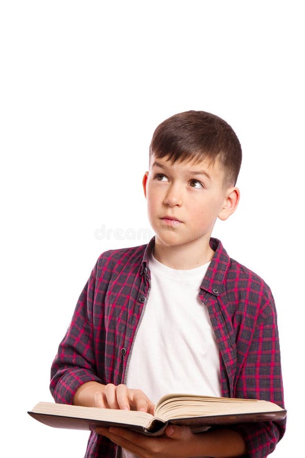 De jongen dacht met een boek in zijn handen royalty-vrije stock afbeelding De jongen dacht met een boek in zijn handen royalty-vrije stock afbeelding