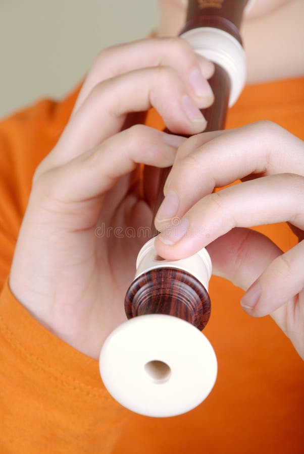 De jongen die de fluit speelt stock afbeelding De jongen die de fluit speelt stock afbeelding