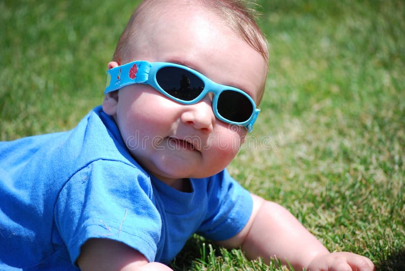 De Die De Baby Zonnebril Draagt Op Gras Leggen Stock Afbeelding Image of jongen, schaduwen: 12488179